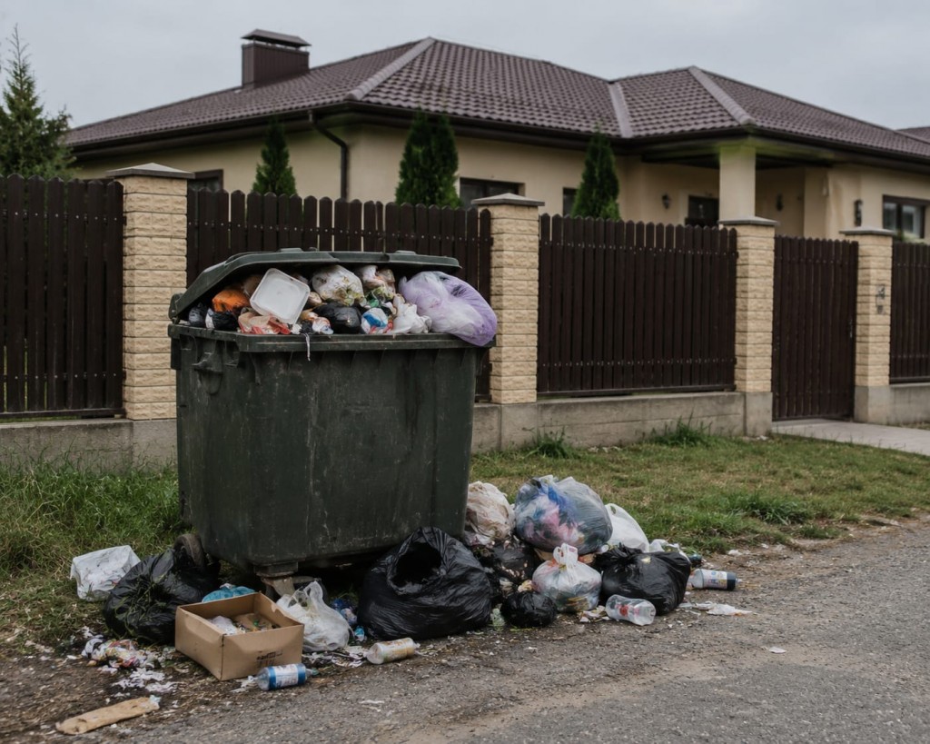 Қазақстандағы жеке үйдің қоршауындағы қоқыс үшін айыппұл салынуы мүмкін бе