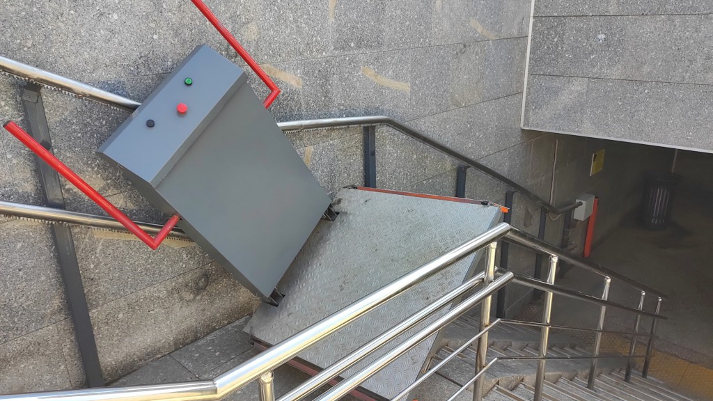 Вновь запущенные подъёмники в подземных переходах Караганды опять сломали