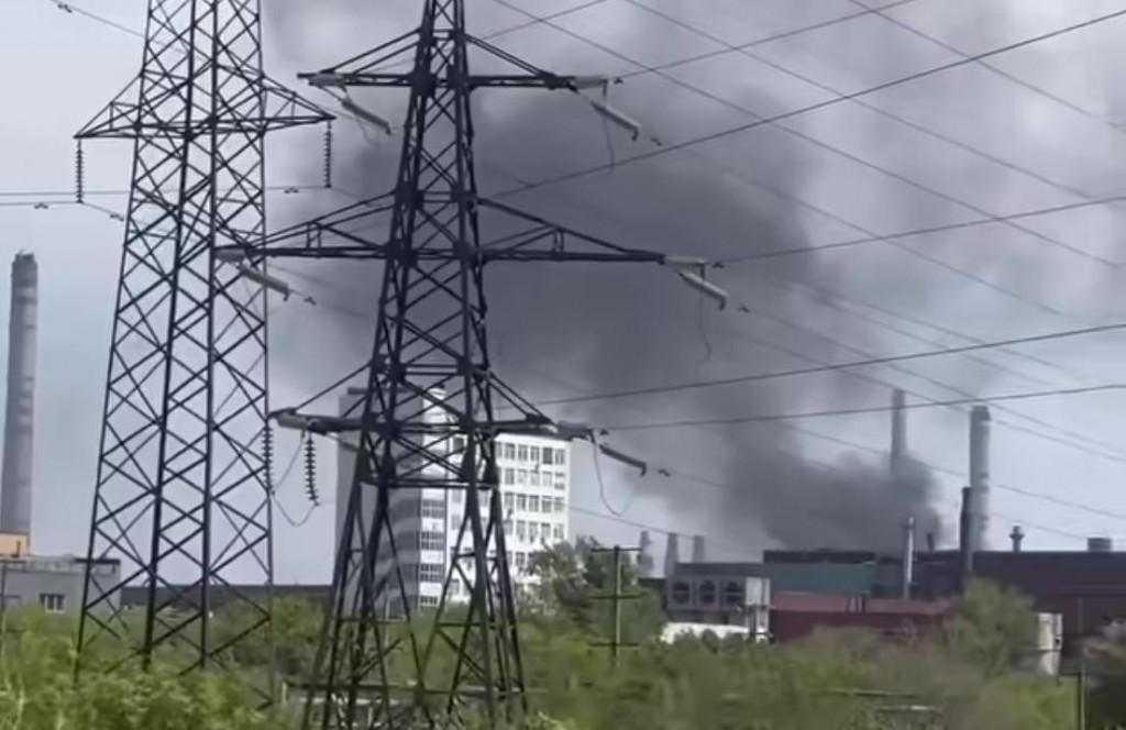 Пожар вблизи одного из цехов произошел на заводе в Темиртау