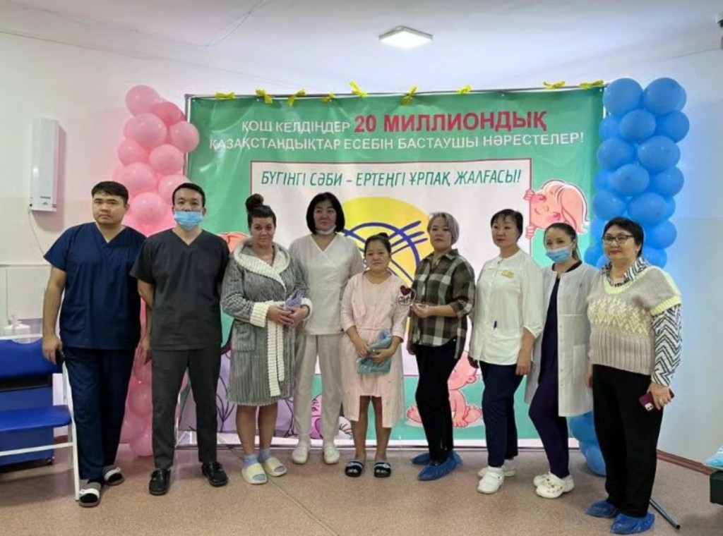 Мамам недоношенных новорождённых вручили комплекты шерстяных вещей в Балхаше