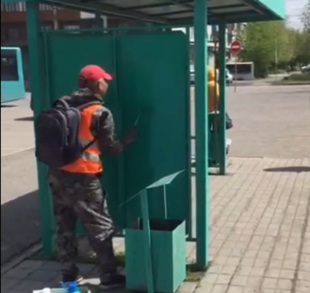 Более 130 остановок покрасят в районе Алихана Бокейхана Караганды