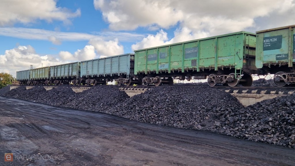 Үлкен кеуделері мен есектері бар жетілген әйелдердің порносы