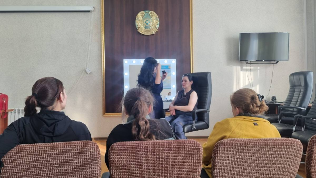 Осужденных-женщин обучили макияжу в колонии Караганды