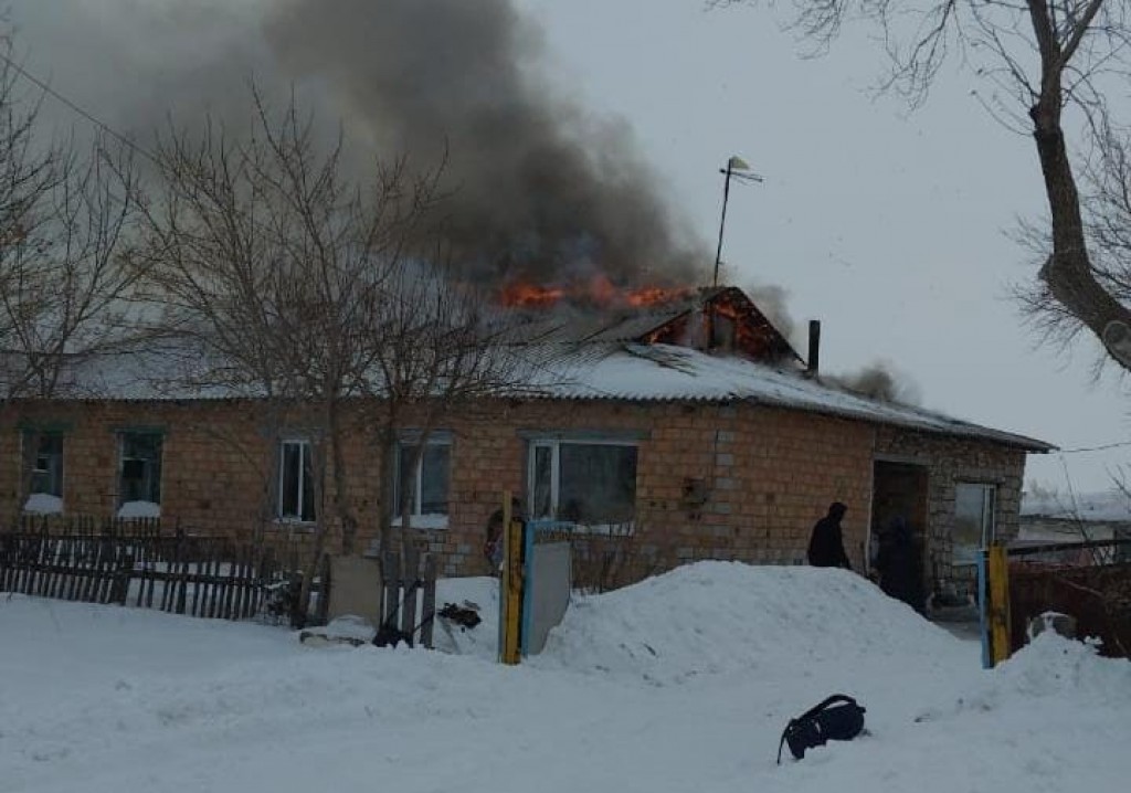 Крыша жилого дома сгорела в селе Осакаровского района