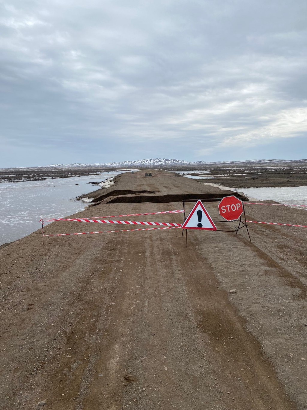 Две трассы в Карагандинской области размыло талыми водами