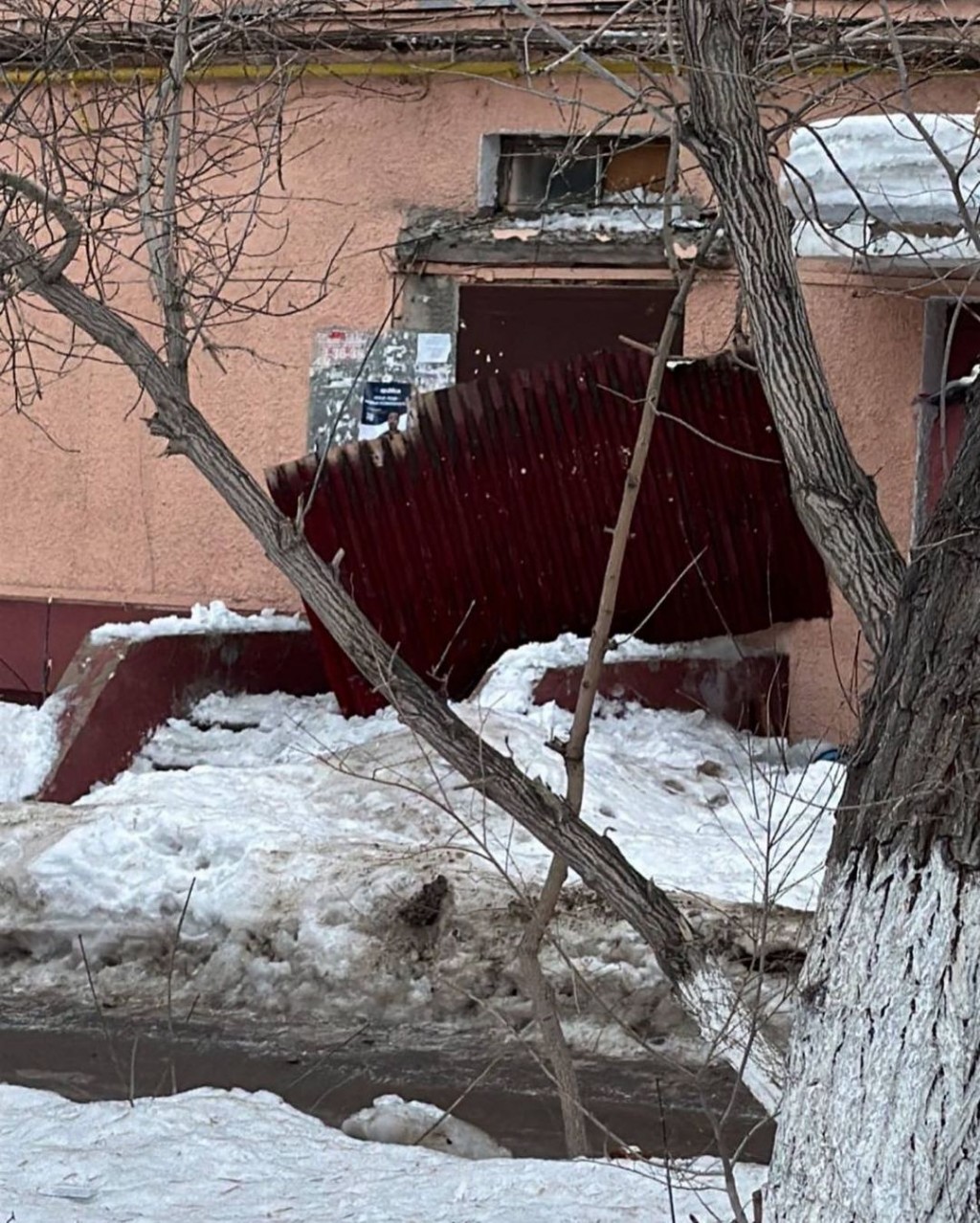 В Караганде на проспекте Бухар жырау вход в подъезд жилого дома заблокировал рухнувший козырек