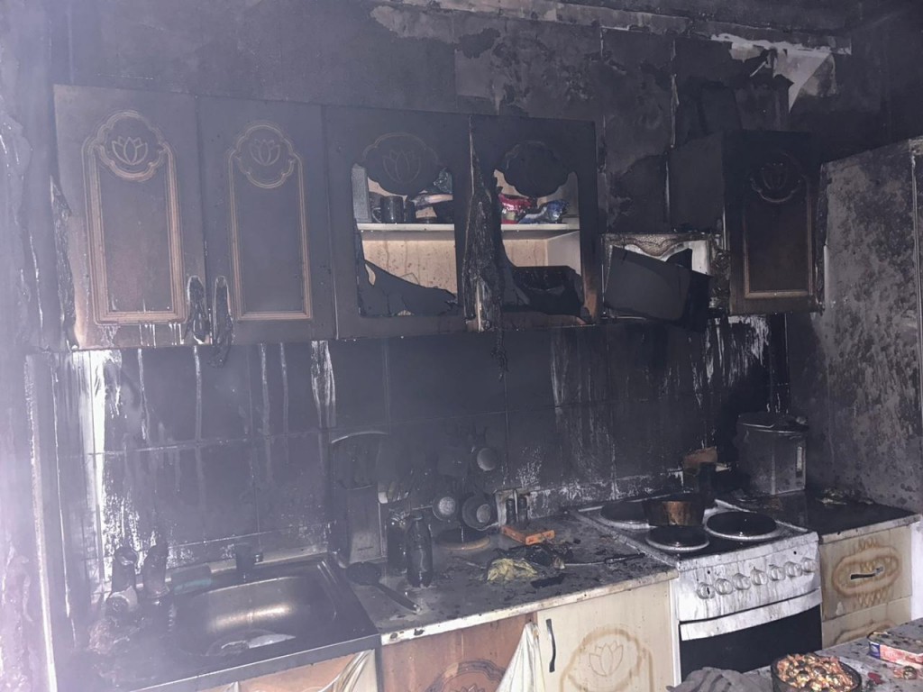 В Караганде в микрорайоне Гульдер-1 горела квартира на восьмом этаже