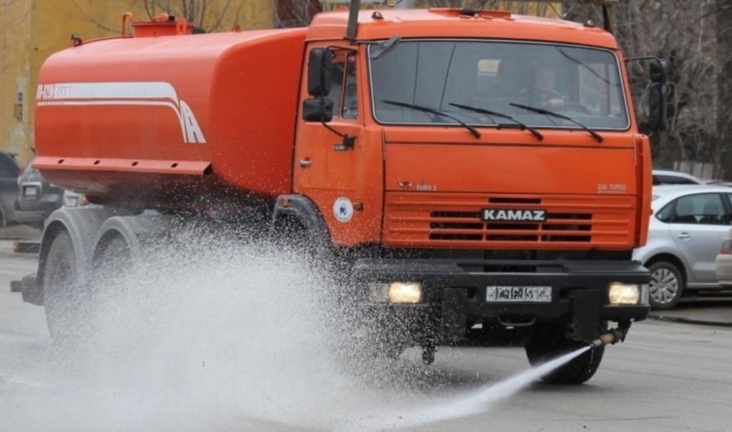 Пострадали от поливальной машины? В Караганде обещают разобраться с каждым случаем