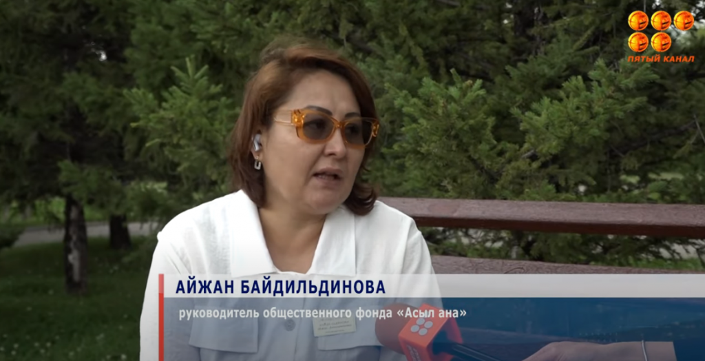 Карагандинские улицы заполонили молодые волонтёры с прозрачными ящиками