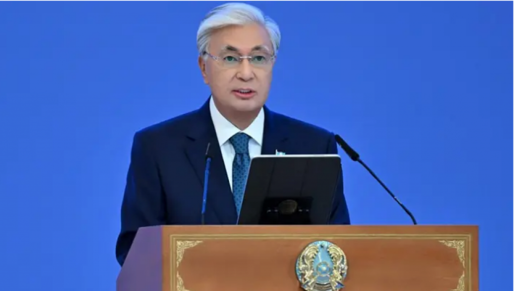 Токаев поздравил казахстанцев с юбилеем Конституции