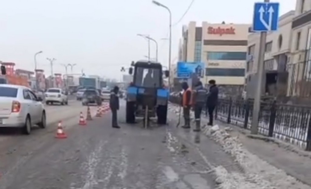 Из-за водопроводной аварии в Караганде перекрыли движение по одной полосе на центральной улице города