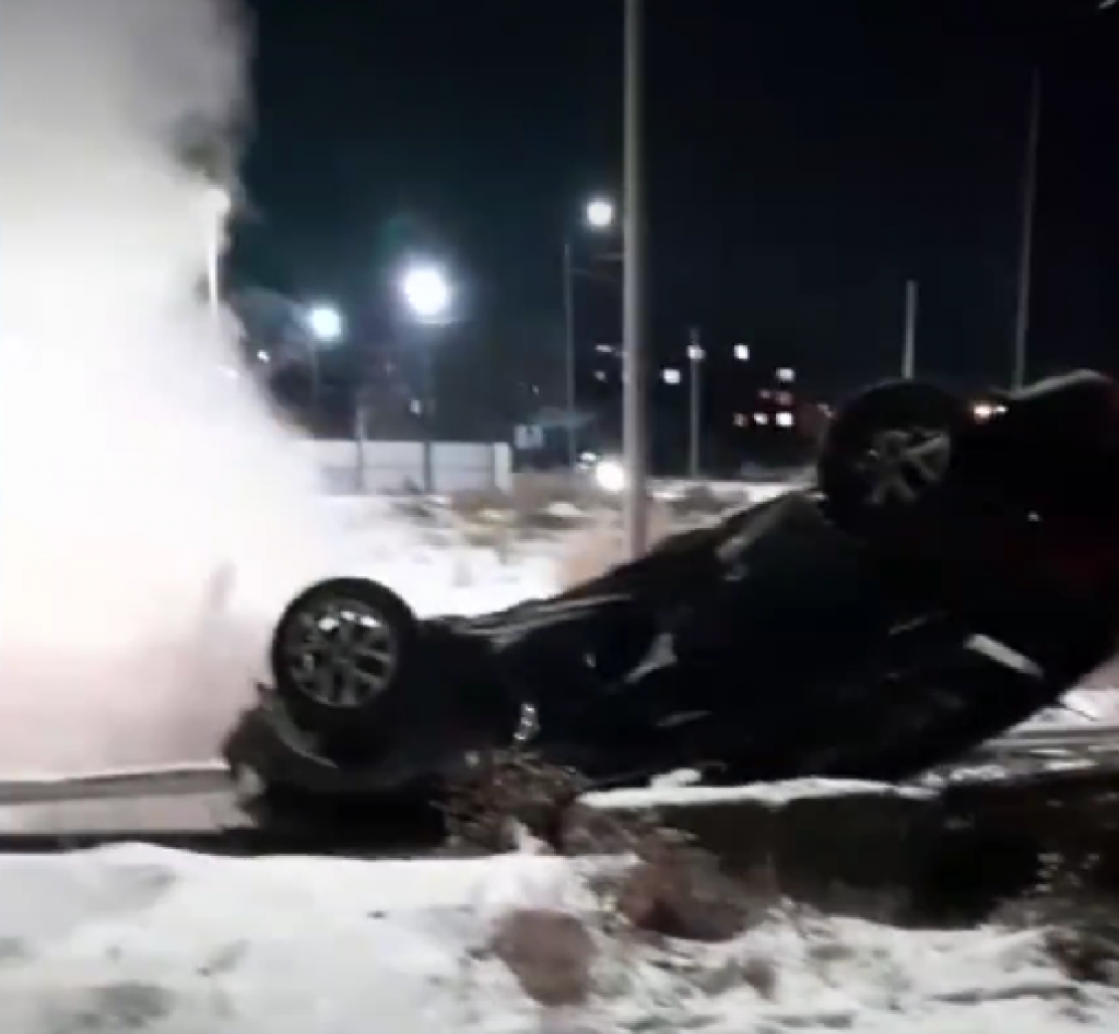 В Балхаше автомойщик угнал чужую машину и перевернулся