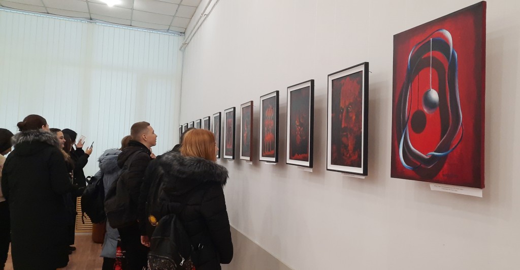 Размышления в трех цветах: в карагандинском музее ИЗО действует выставка «Черное-красное-белое»