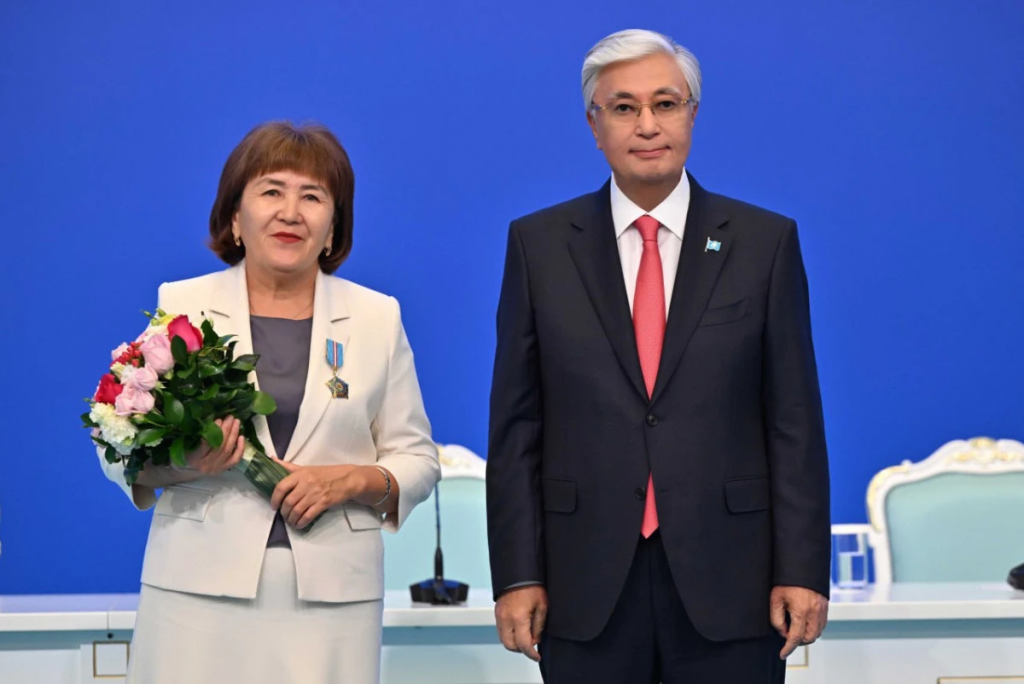 25-тен астам педагог білім беруге қосқан үлесі үшін ордендер мен медальдарға ие болды