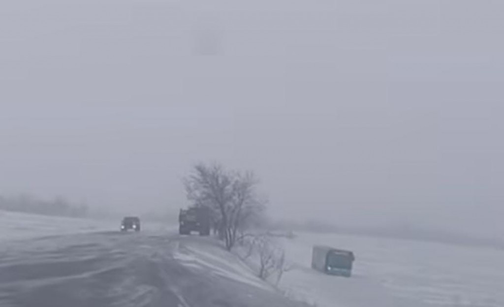 В Караганде автобус слетел в кювет в районе шахты им. Байжанова