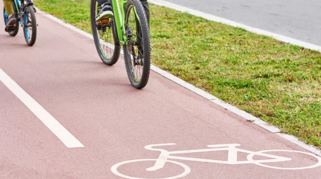 Ходят по велодорожкам: в МВД высказались о наказании для пешеходов