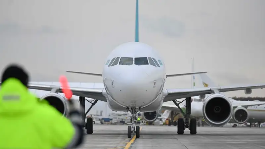 Авиакомпаниям Казахстана рекомендовали подключить интернет в самолетах