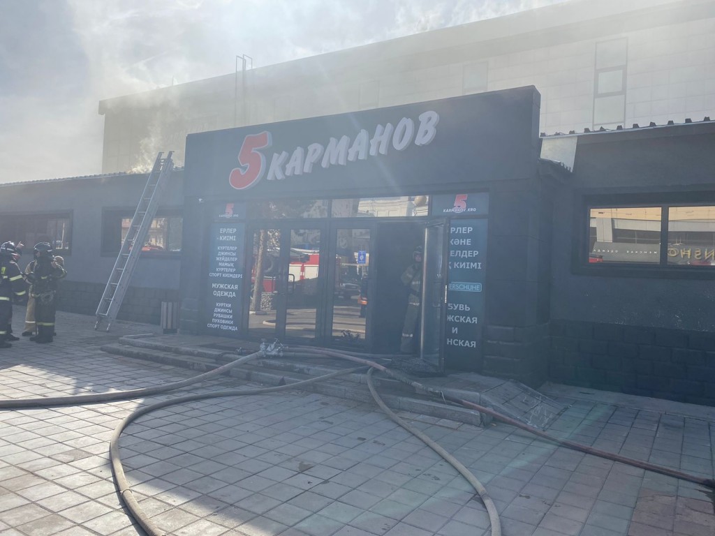 В Караганде горит рыночный комплекс «Акжолтай»