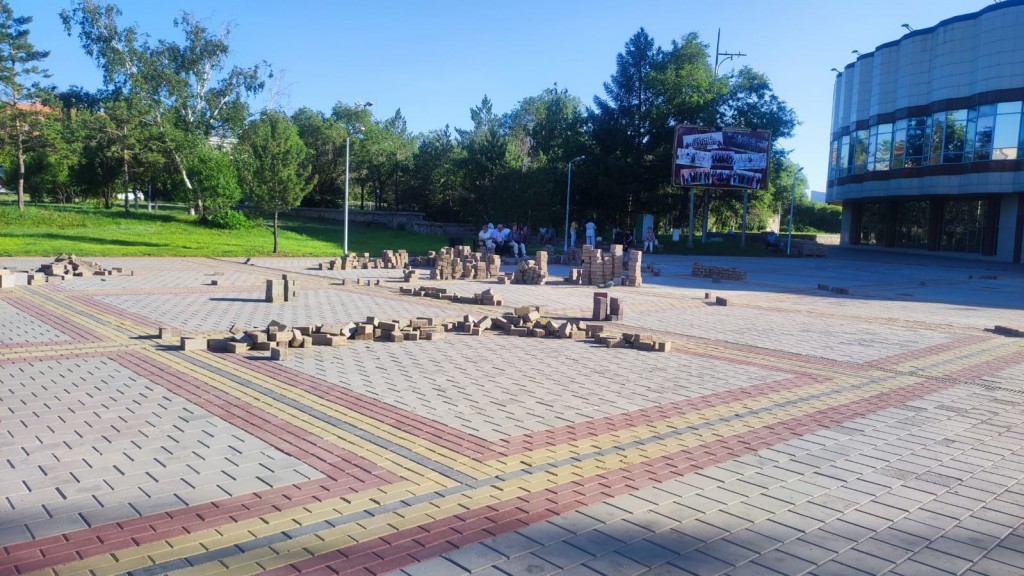 Для чего в некоторых местах Караганды меняют новую брусчатку