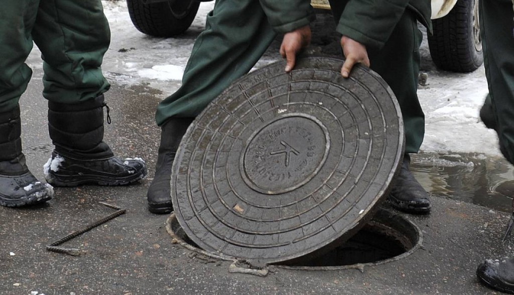 Карагандинцев просят не разбивать крышки колодцев и не оставлять люки открытыми