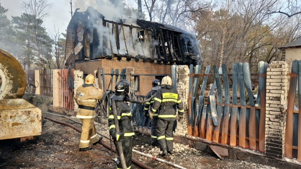 Из-за взрыва при заправке подземного газгольдера в Караганде загорелись дачи
