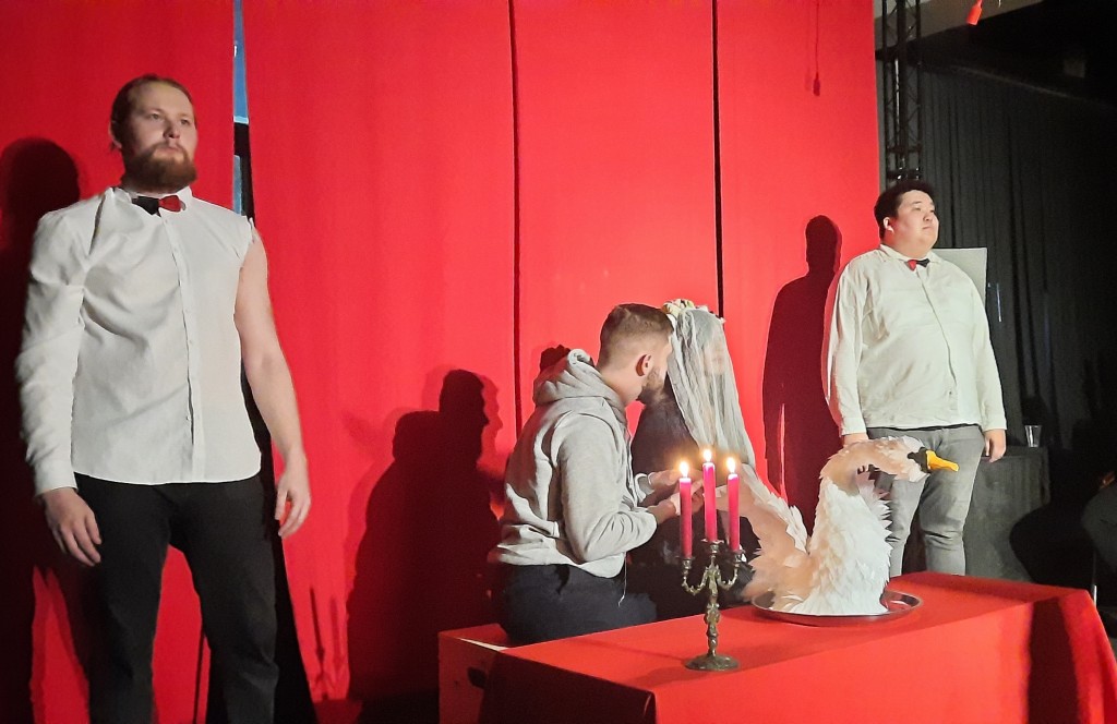 «Буркевитц отказал»: о чем была новая постановка карагандинского независимого театра