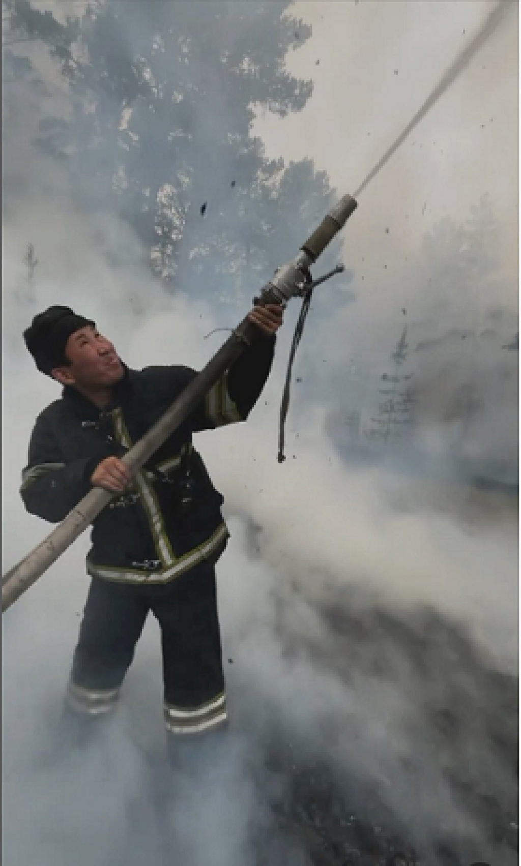 Карагандинские огнеборцы проводят работы по ликвидации пожаров в Абайской области