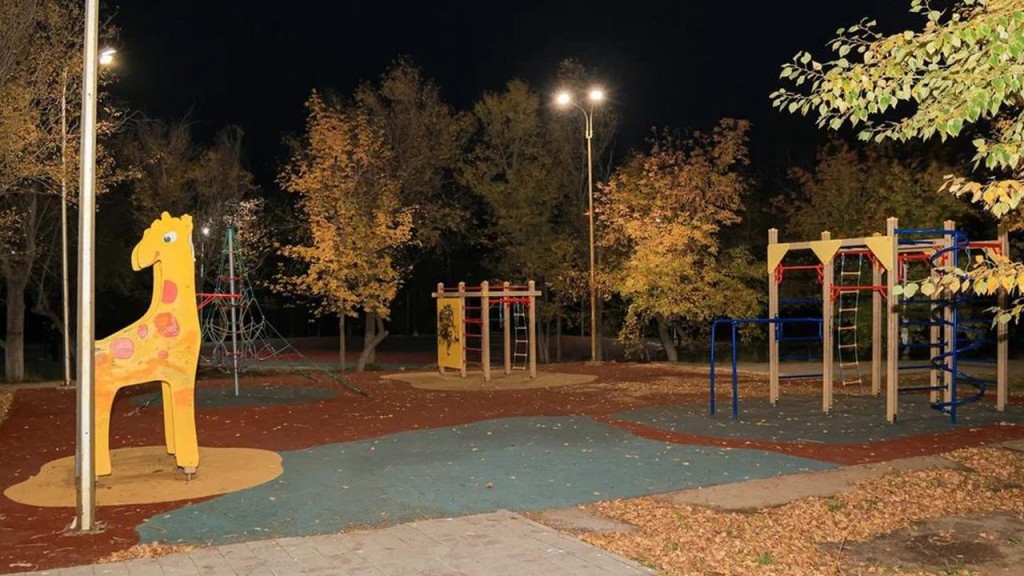 Транссексуал құлдың аузына зәр шығарады