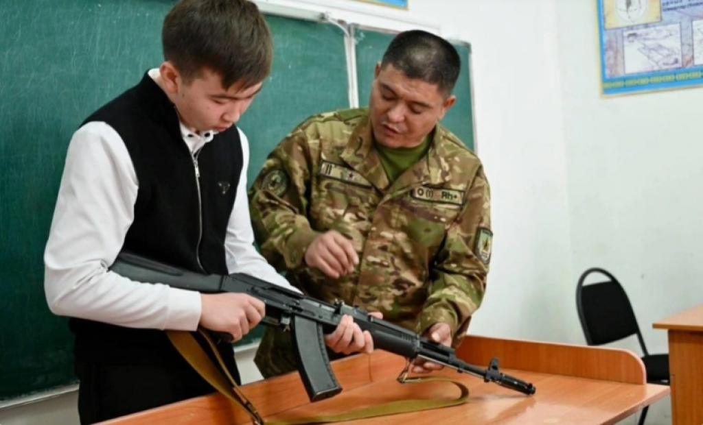 Казахстанские школьники будут изучать НВП по новой программе