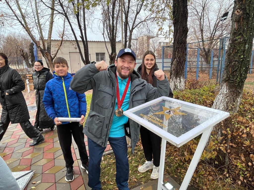 Звезда в честь паралимпийца Дастана Мукашбекова появилась на аллее в Караганде