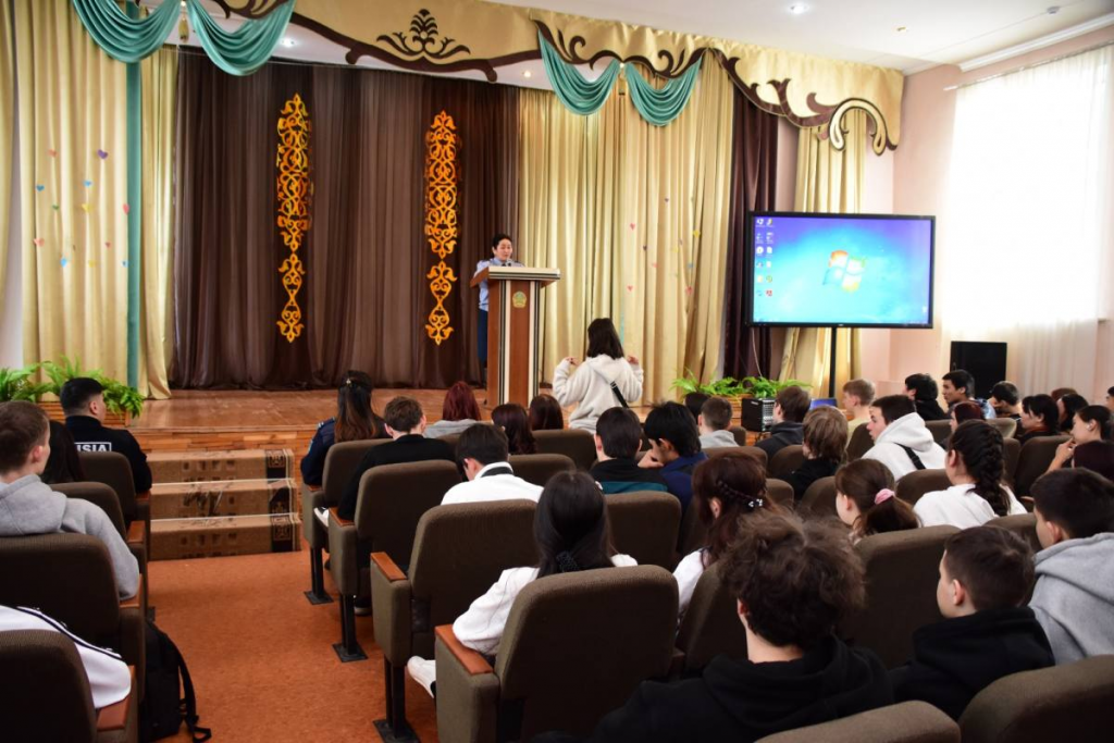 Студенты Караганды обсудили проблему буллинга с ювенальной полицией