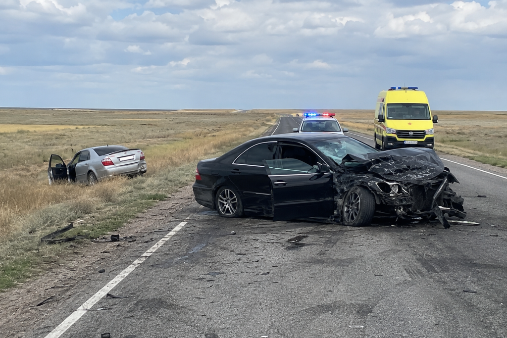 Выезд на встречную полосу привёл к аварии на трассе в Карагандинской области