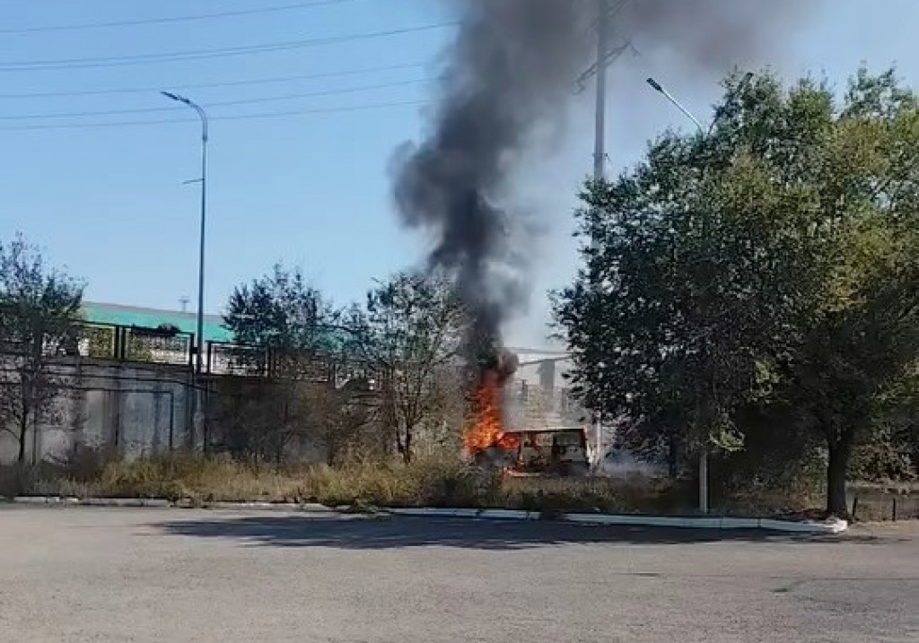 Под путепроводом в Караганде горел Volkswagen Transporter