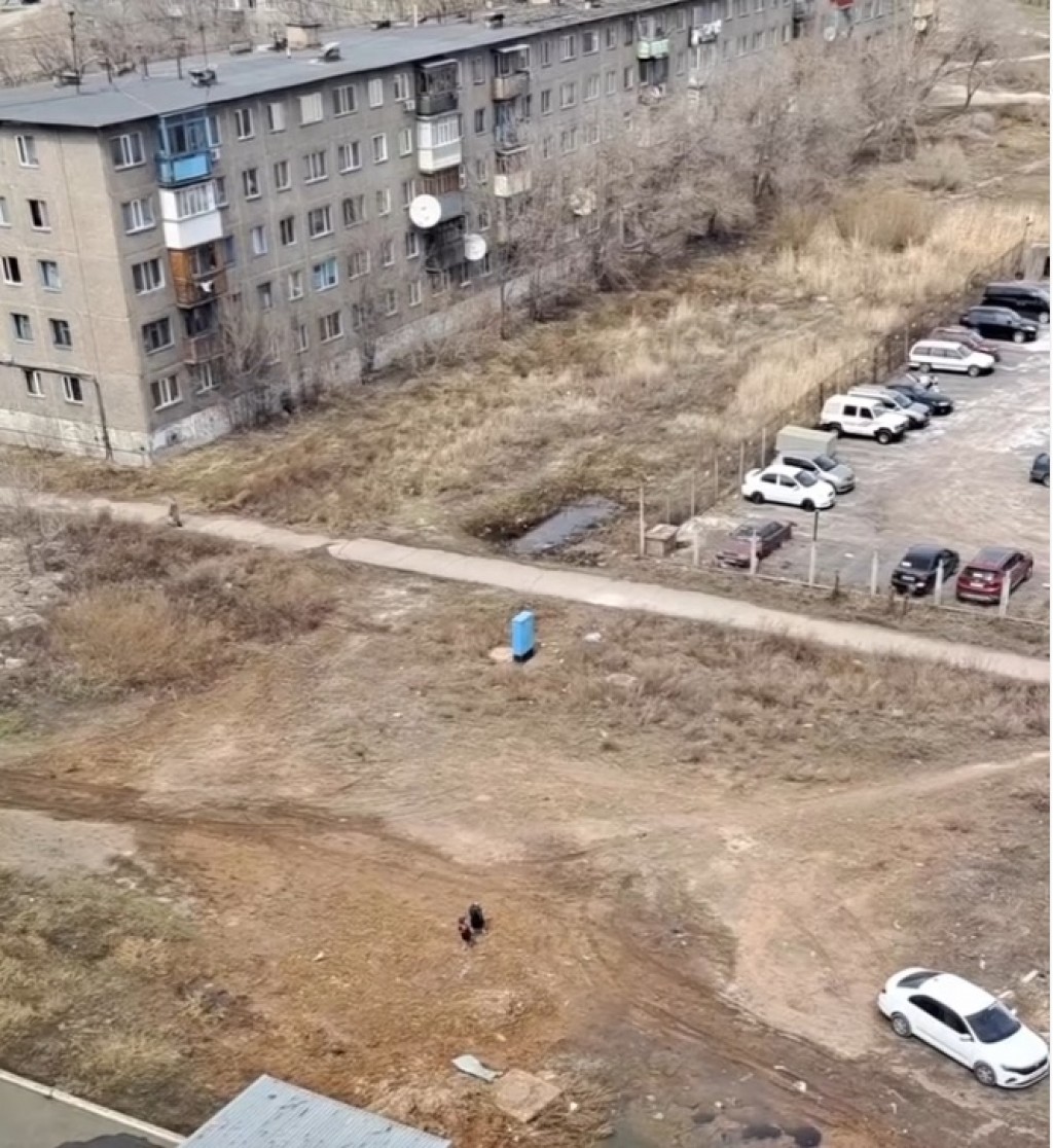 В Караганде дети глубоко увязли в глине рядом с детской площадкой