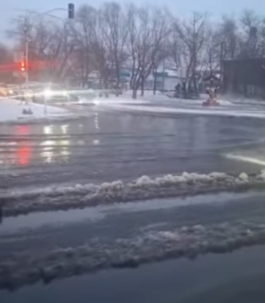 Автомобилисты «плыли» по дороге: на главном проспекте Караганды произошёл порыв трубы