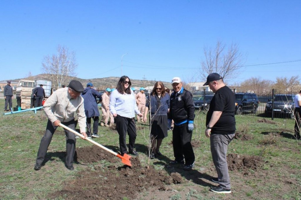 Возраст не помеха: 80-летний житель Каркаралинска участвует в субботниках