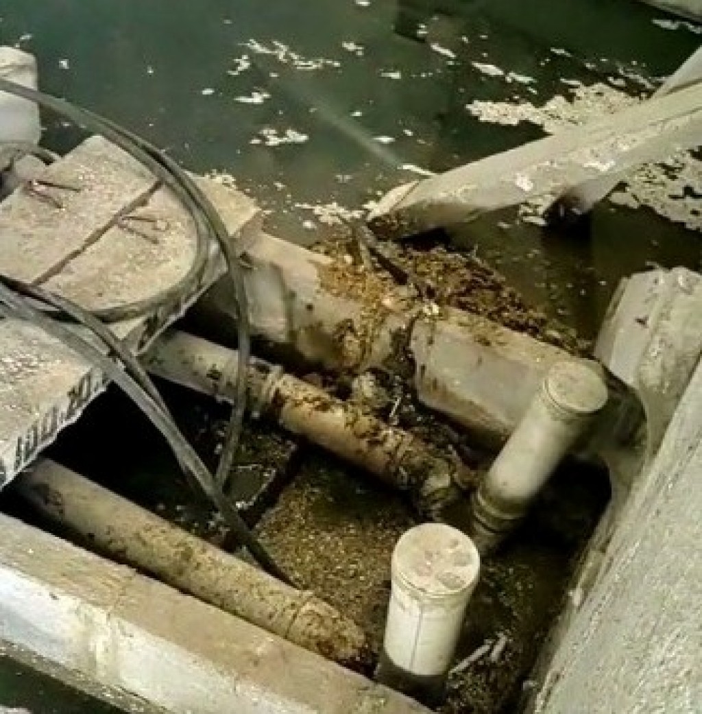 Проданный цоколь: в Караганде коммуникации МЖД оказались заблокированы для жильцов