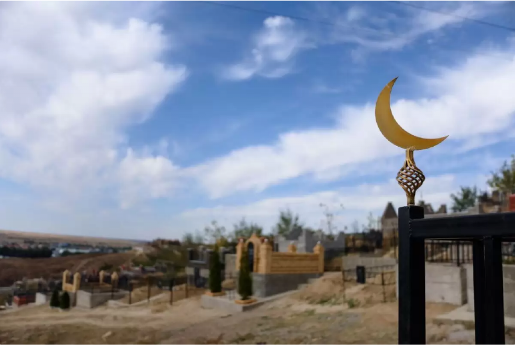 Помпезные мавзолеи и фото: как нельзя хоронить мусульман в Казахстане