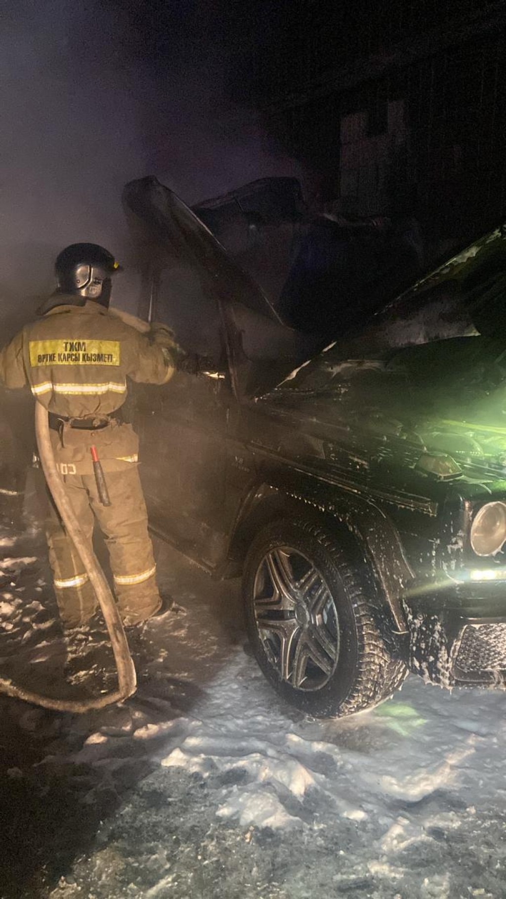 В Караганде взорвался припаркованный во дворе «Гелендваген»