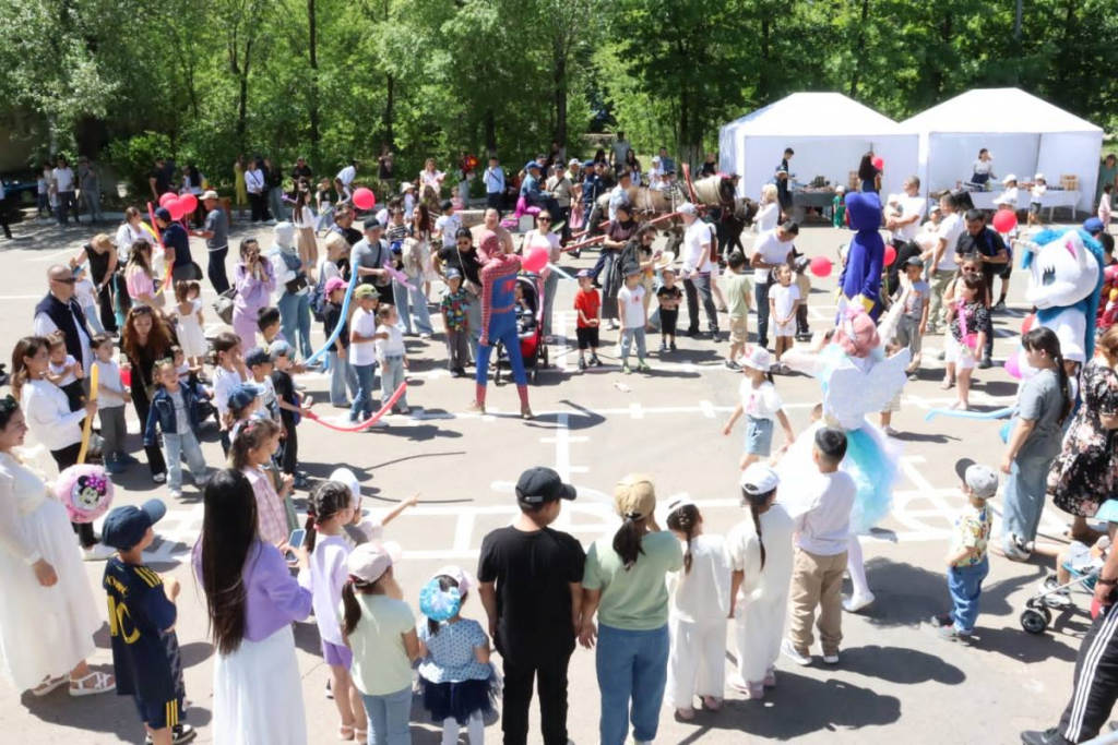 Полицейские устроили детям праздник ко Дню защиты детей в Караганде