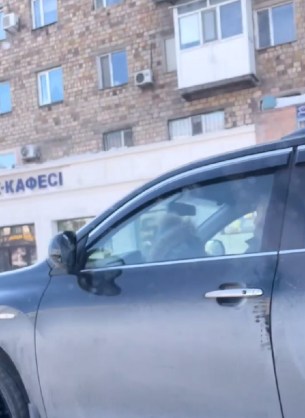 В Караганде ищут водителя, который посадил на колени ребенка и управлял автомобилем