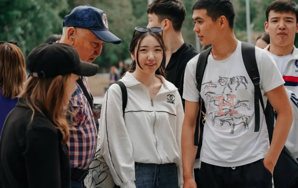 Где и кем работают молодые люди в Казахстане