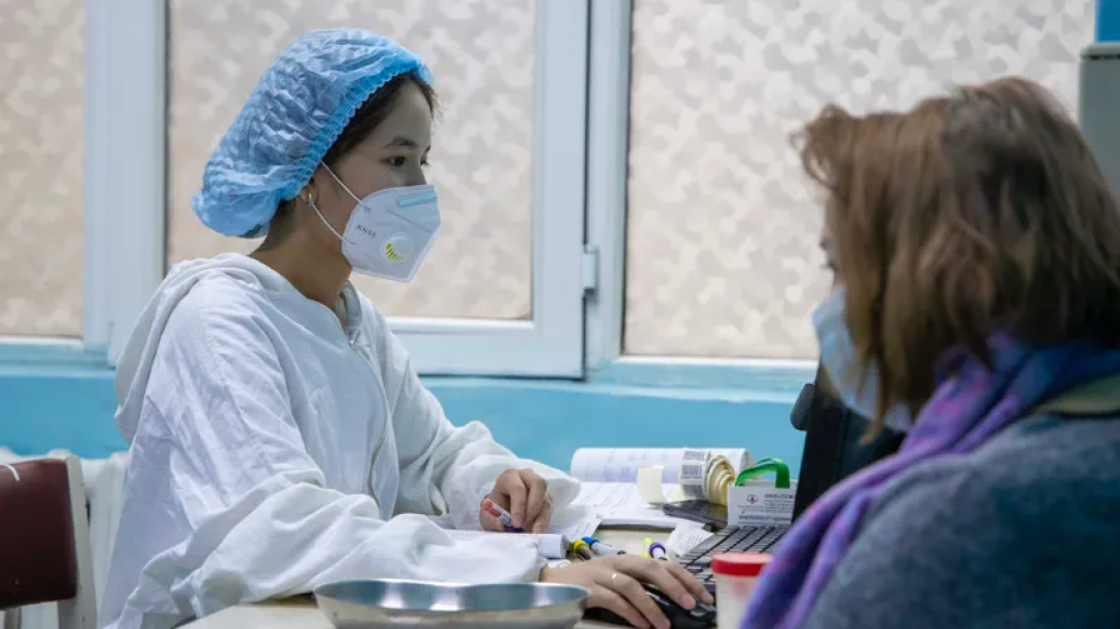 Медсестрам в Казахстане разрешили вести прием пациентов и ставить диагноз