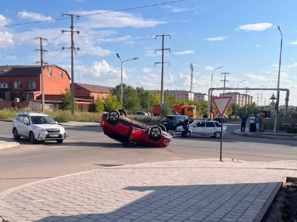 Ещё одна машина перевернулась в ДТП в Караганде