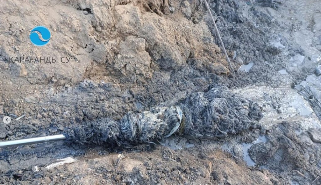«Качаем не воду, а тряпки» - рабочий ТОО «Караганды Су» возмутился, что жители Караганды бросают мусор в канализацию