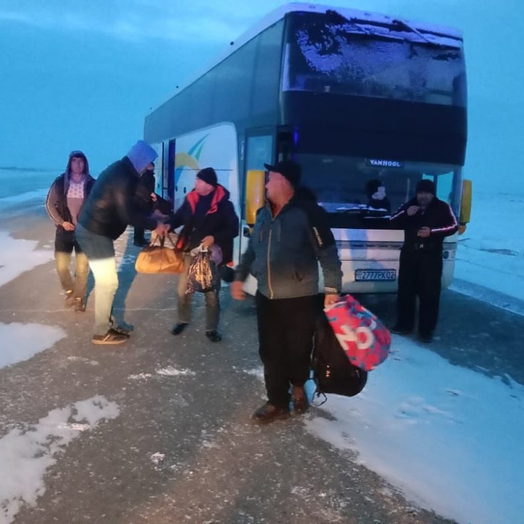 Спасатели эвакуировали 62 человека из неисправного автобуса на дороге Алматы – Екатеринбург