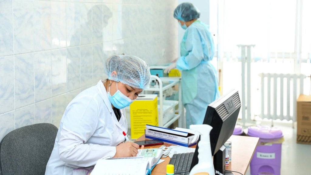 Почему отклонили норму о повышении статуса медработников в Казахстане