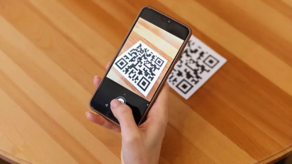 С июля в Казахстане введут единый банковский QR