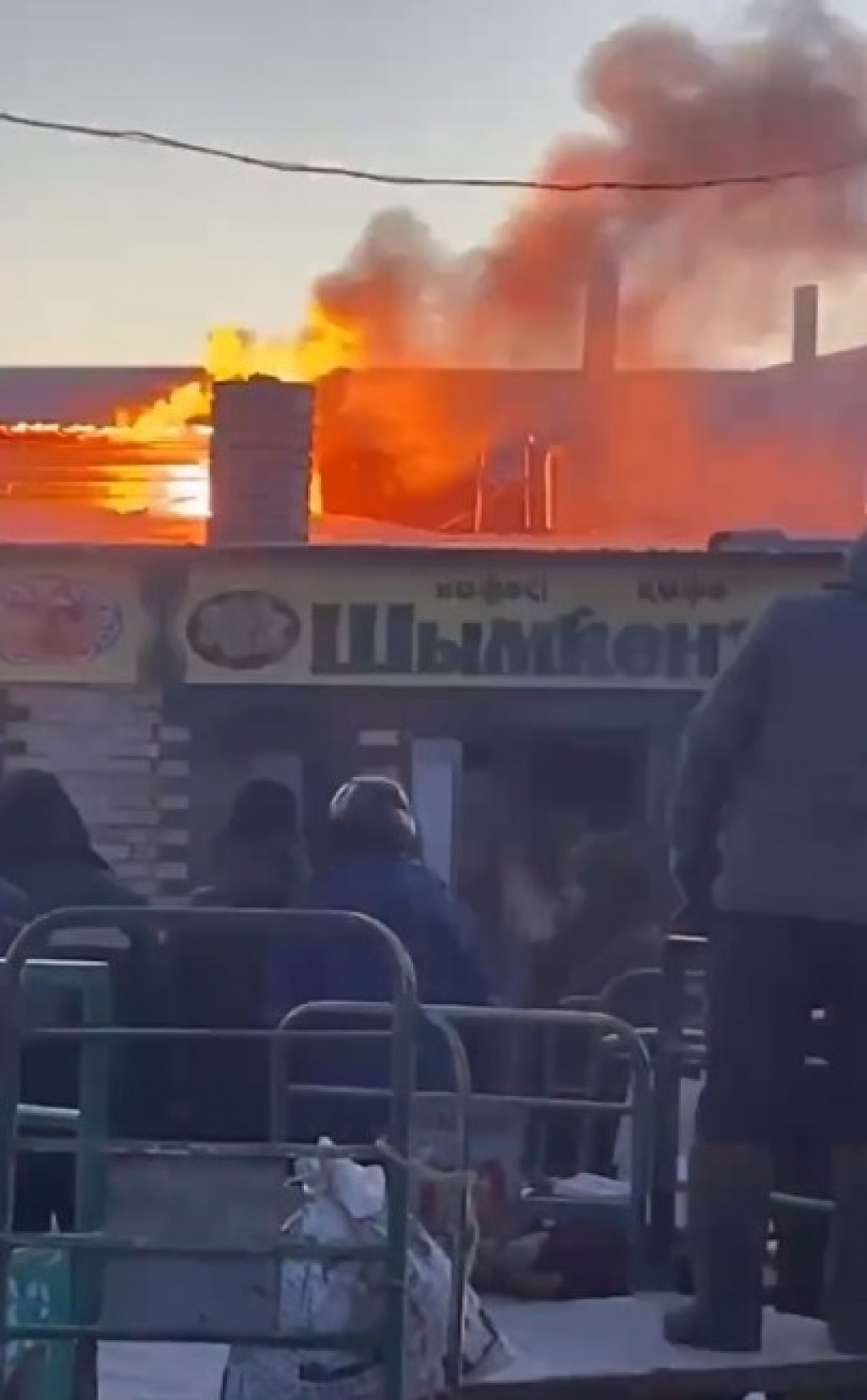 В Караганде загорелось кафе на территории рынка «Шығыс»