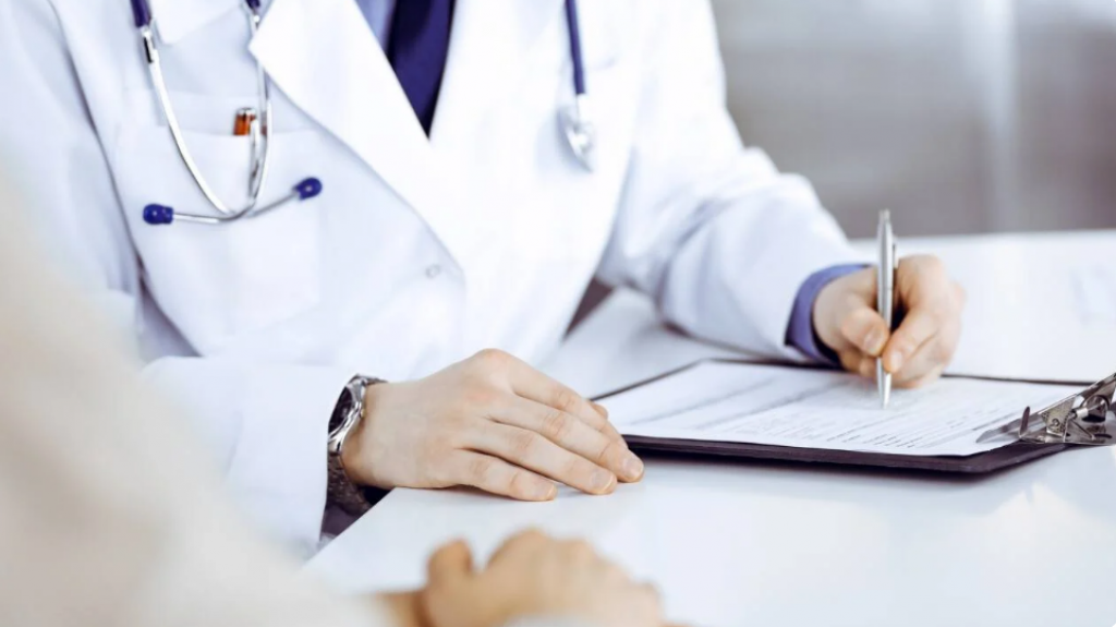 Сотни жалоб на отказ в медпомощи: что происходит с финансированием клиник и больниц в Казахстане